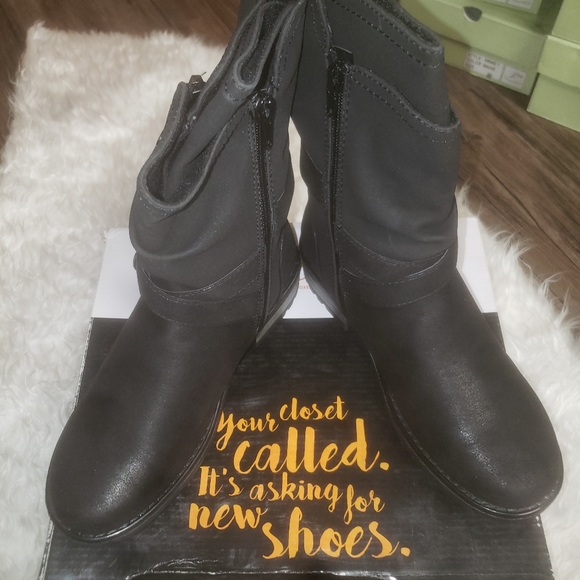 Boots - Picture 3 of 3